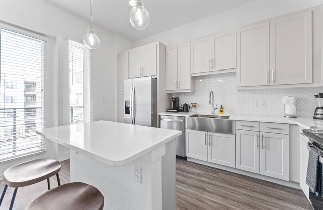 Chic West Downtown Studio w Washer Dryer