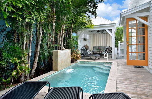 ~ Chick-A-Pea Cottage ~ Enjoy Key West’s charisma, with a pool, and parking!