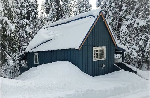 China Alley Cabin B: Cute & Cozy Cottage w/Deck