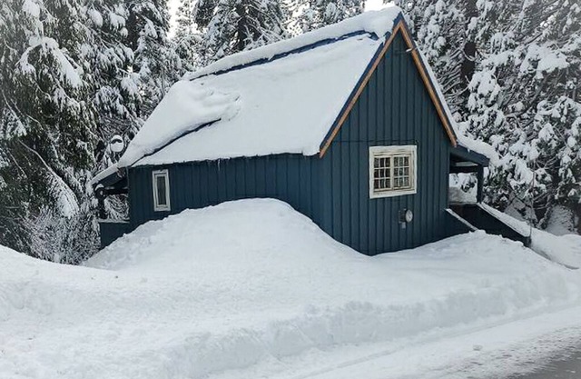 China Alley Cabin C: Cute & Cozy Cottage w/Deck