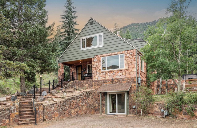 Chipita Pines: Hot Tub Haven & Ultimate Relaxation