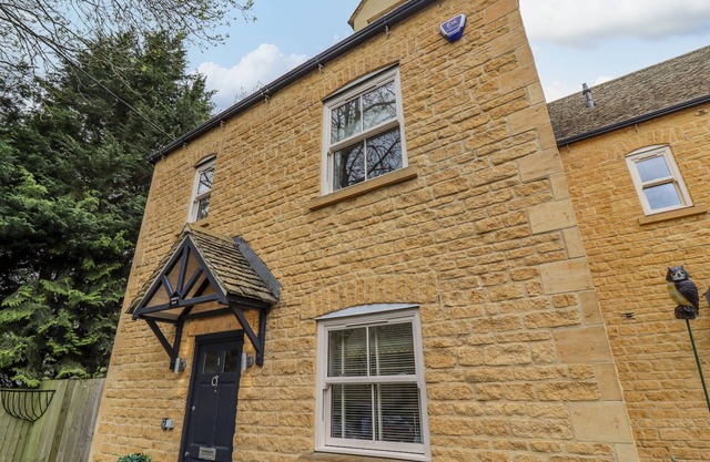 CHURCH VIEW, family friendly, with a garden in Bourton-On-The-Water