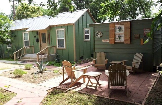 Circa 1880, Mattie's Manor, Carriage, just 1.5 Blocks Off the Town Square