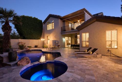 Citrus-Pool & Spa-Walk 2 restaurants, shops & bars