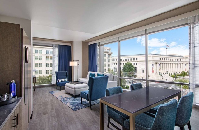 City Adventure! Comfortable and Spacious Suite with View, Pets are Allowed!
