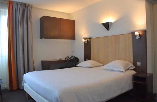 City Break in Southern France! w/Continental Breakfast in Pet Friendly Resort!