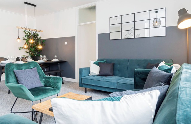 City Centre 3-Bed Apartment – Sleeps up to 8 guests, with parking included. Walking distance to the Mayflower Theatre, shops, and transport. Ideal for families, groups, or business stays.