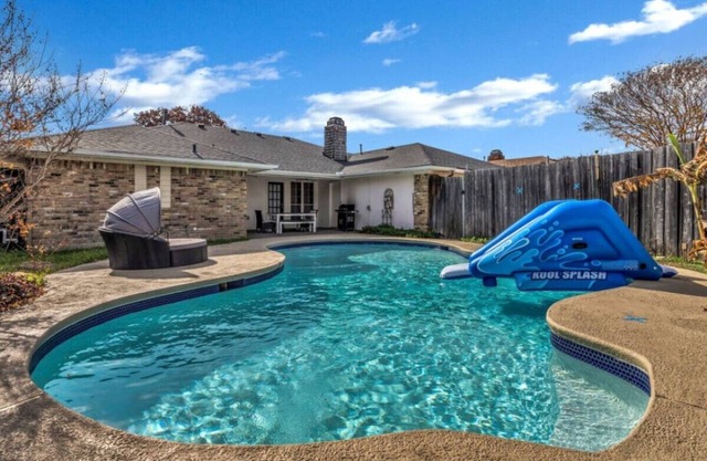 City Gem: 4BR w/POOL! Sleeps 10