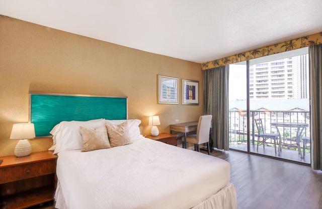 City-view studio with balcony & WiFi - mere steps from Waikiki beaches