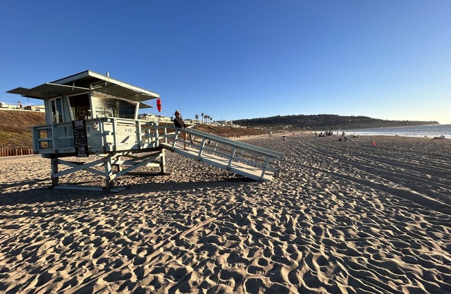 Classic family-sized beach cottage w/fireplace - two minutes from the ocean!