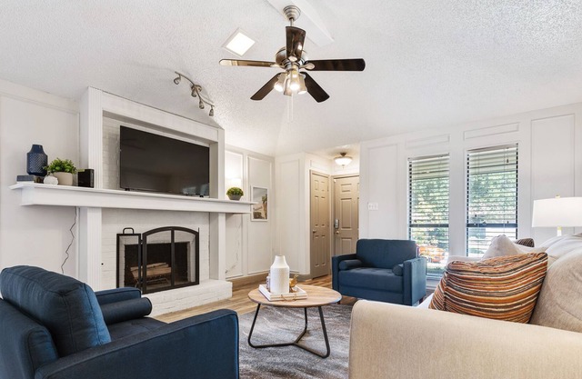 Clean and Stylish Carrollton Home! Great Location