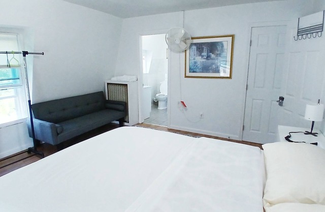 Clean master bedroom with queen & private bath, 2 blocks from Rt 95, Free Wi-Fi