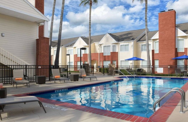Clear Lake Tourist Location! FREE Parking, Pool, Close to Rocket Park!