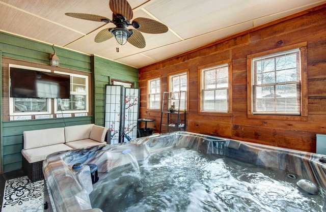 Cleveland Cabin w/Private Hot Tub ~ 7 Mi to Helen