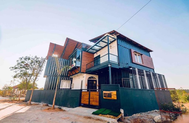 Cliff362 - Luxurious shipping container villa