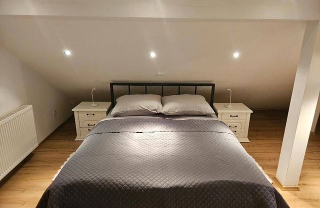 Close to highway, private parking, entire property only for you.