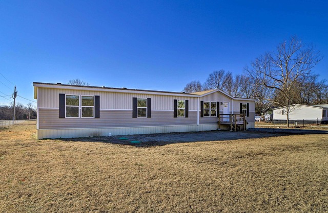 Close to Marinas: Bernice Home w/Large Yard