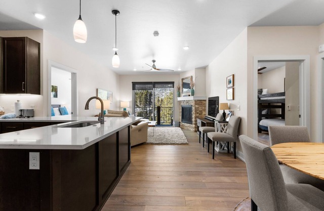 Close to Ski Slopes, Cozy Floor Plan w/ Fireplace, Balcony & Shared Hot Tubs