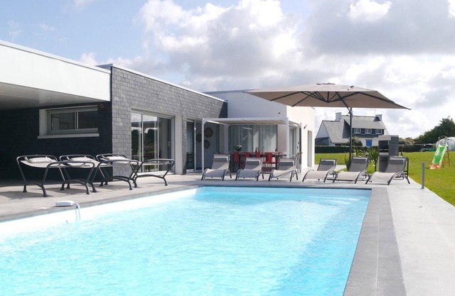 Close to the beach, modern house with large pool and sea views + Wi-Fi
