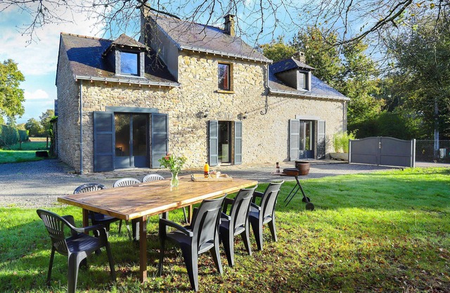 Close to the coast, this welcoming house with character welcomes you in a quiet environment.