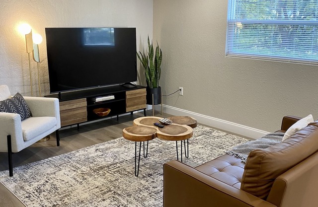 Close to Universal, IOA and downtown Orlando King 2 Bedroom & dedicated office