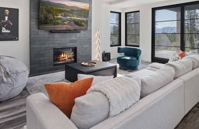 Cloud N9NE Chalet | Fireside Views & Hot Tub
