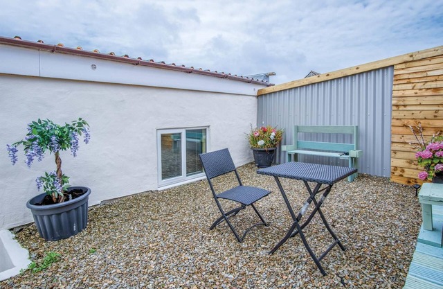 Clouds - 1 Bedroom Holiday Home - Milford Haven