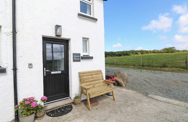 COACH HOUSE COTTAGE, pet friendly, with open fire in Broad Haven