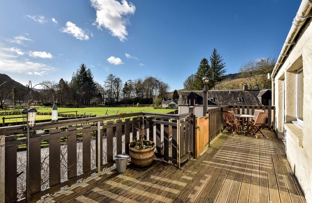 Coachmans West - a semi-detached cottage that sleeps up to 6 guests