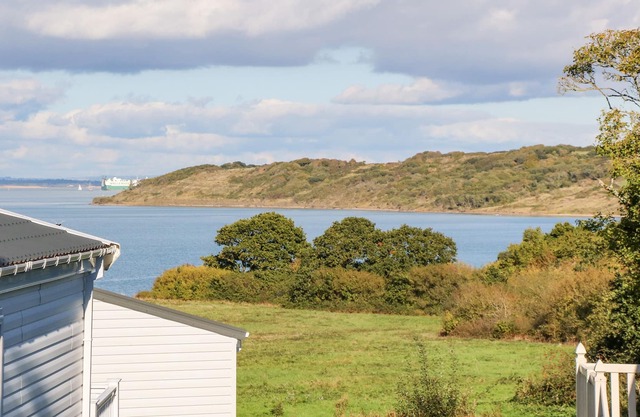 COAST VIEW LODGE, character holiday cottage, with a garden in Cowes