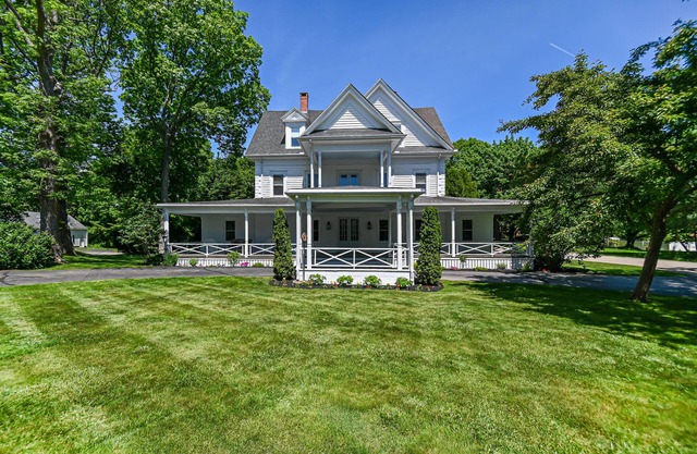 Coastal Charm Awaits: Your Perfect Seaside Getaway - Walk to York Harbor Beach!