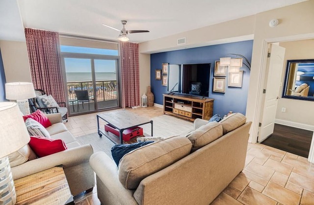 Coastal Comfort Retreat: 3-Bedroom Condo with Kings and Queens