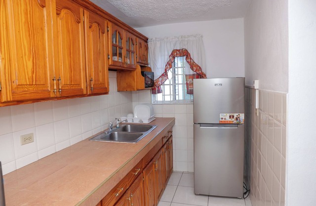 Coastal Comfort in St. Andrew – 3-Bedroom Apartment by the Sea