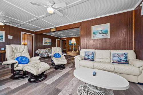 Coastal Haven Cottage- Beach, Shopping, Fun