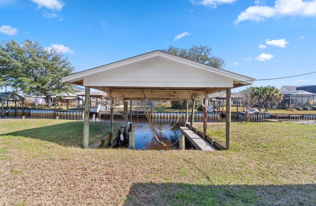 COASTAL HM WITH BOAT LIFT AND DOCK, 2 MILES FROM BEACH
