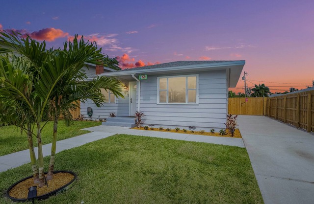 Coastal Key West Style Cottage 4 Minutes From Beach!