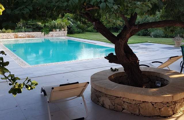 Coastal villa with pool and fast Wi-Fi