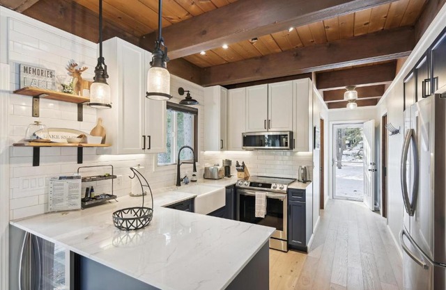 Cobalt Cabin by Tahoe Getaways - Beautifully Remodeled Pet Friendly 3 BR with Hot Tub & EV