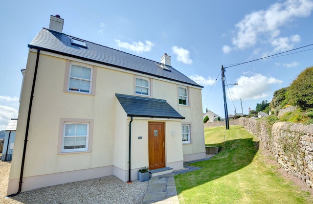 Cockleshell - Five Bedroom House, Sleeps 10