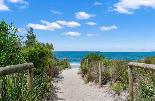 Collingwood - 4BR modern beachfront holiday home