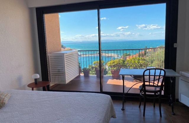 Collioure large apartment terrace swimming pool garage air-conditioning exceptional view.