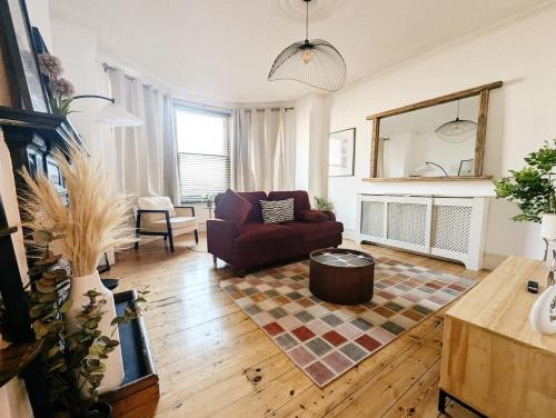 Colney Hatch Lane - Spacious 2-Bed 2-Bath Home with Private Garden