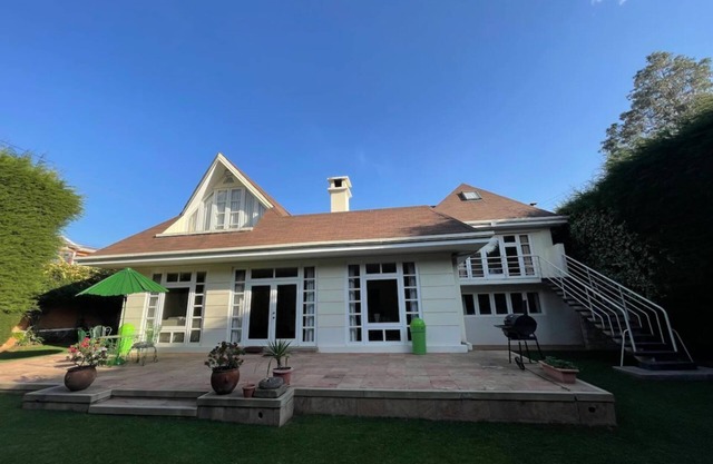 Colonial House, beautifull spacious garden house