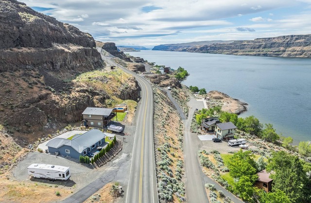 Columbia River views | Close to The Gorge | Dogs OK