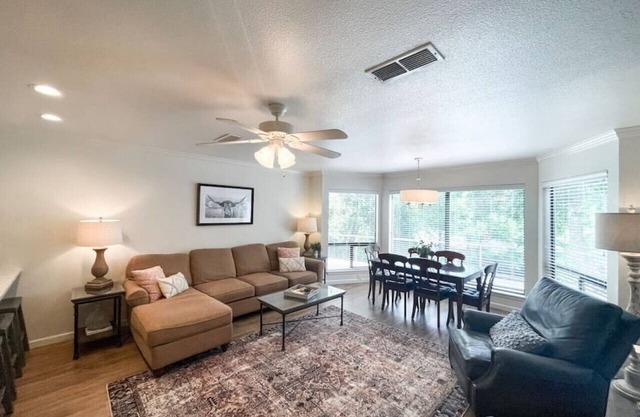 Comal Haus | 1st Floor | Recently Renovated | WiFi