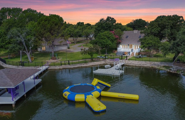 Comanche Cove Cottage - Lake Front w/Hot Tub