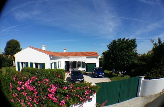 Comfortable villa, space, nature, fenced garden, 100m beach and village