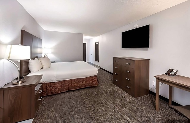 Comfort and Convenience! Comfortable & Secured Unit for Your Stay! Free Parking