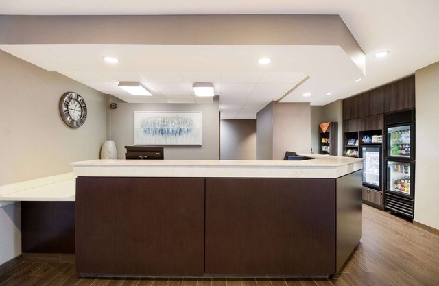Comfort and Convenience! Onsite Pool, Free Breakfast, Parking