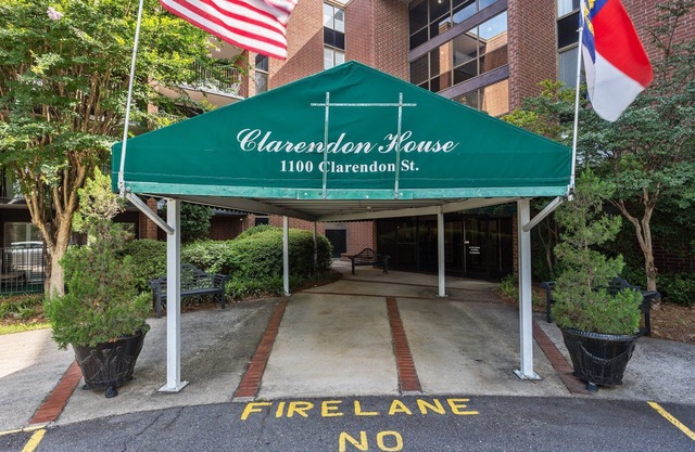 Comfort at the ClarendonnnQuaint, clean, safe, & convenient location!